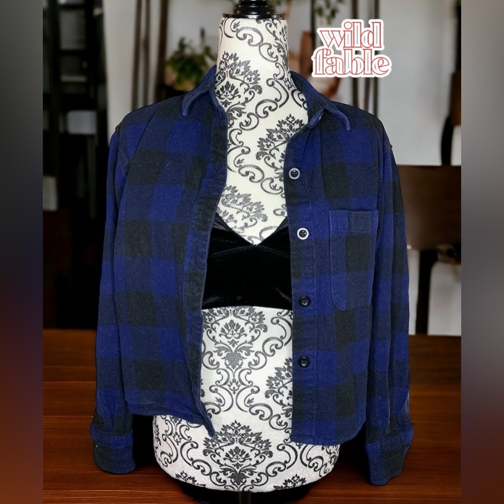 WILD FABLE Women’s cropped long sleeve plaid flannel- XSmall Oversized
